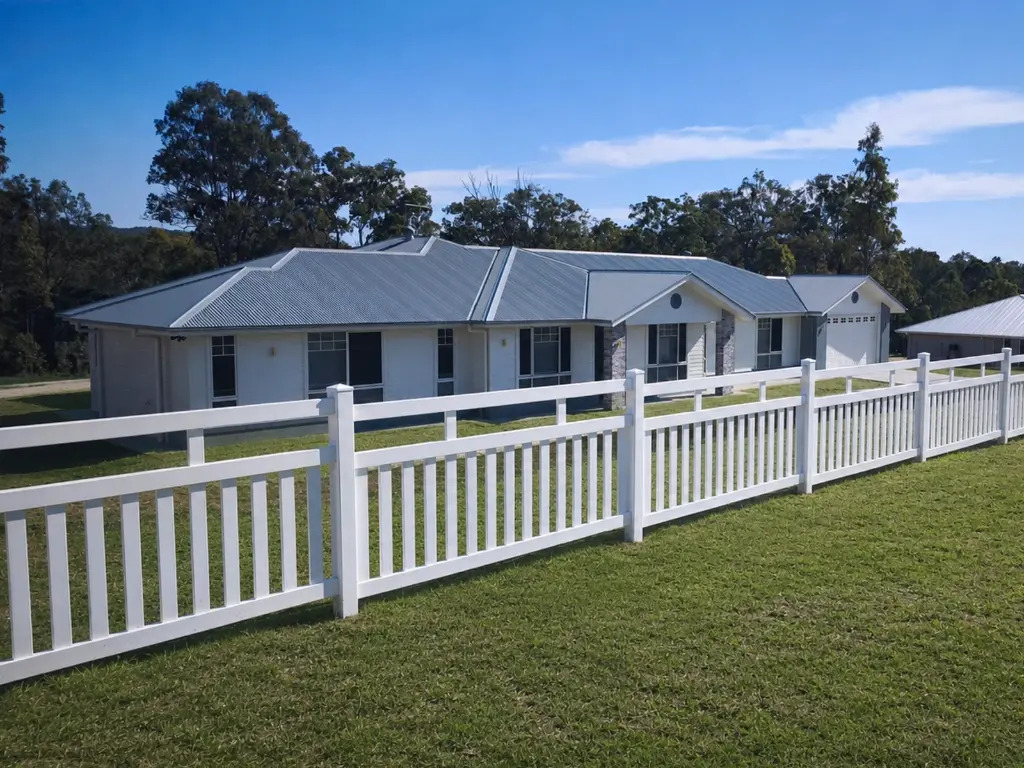 Dual-Layer Picket PVC Fencing System - D01